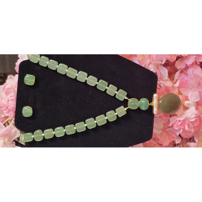 Jade licht smaragd stenen - schelp parels - groene jade ketting 