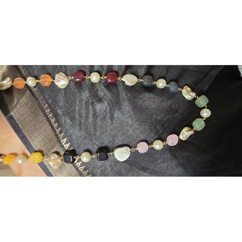 Ketting met meerdere jade stenen- parelmoer en glasparels - oorbellen