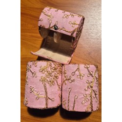 Armbanddoos licht roze met goud geborduurd - Klein