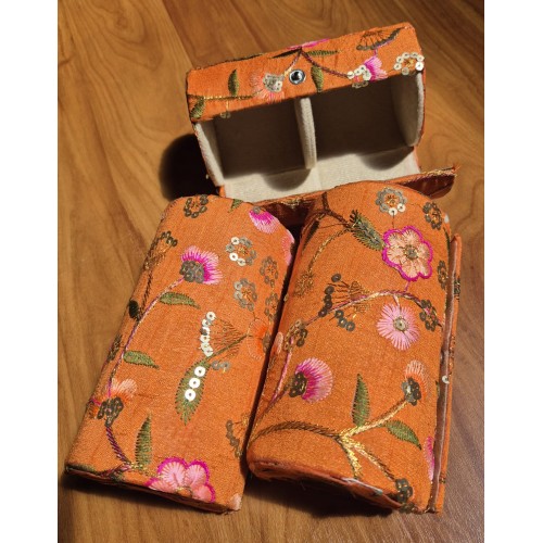 Armbanddoos oranje met kleur geborduurd - Groot