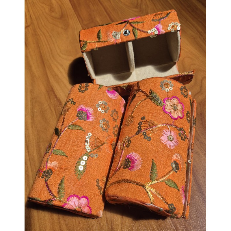 Armbanddoos oranje met kleur geborduurd - Groot