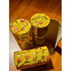 Armbanddoos mosterdgeel met kleur geborduurd - Groot