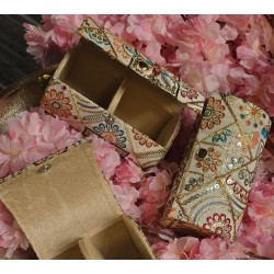 Armbanddoos champagne met kleur geborduurd - Groot