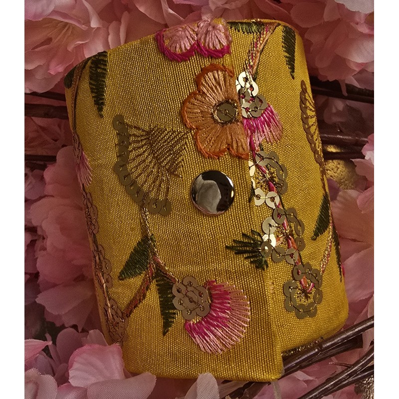 Armbanddoos mosterd/geel met kleur geborduurd - Klein