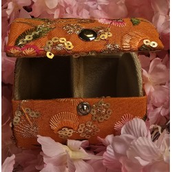Armbanddoos oranje met kleur geborduurd - Klein