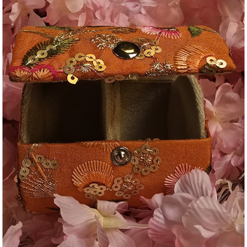 Armbanddoos oranje met kleur geborduurd - Klein