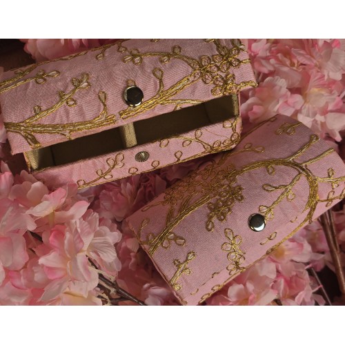 Armbanddoos pastel roze met goud geborduurd - Groot