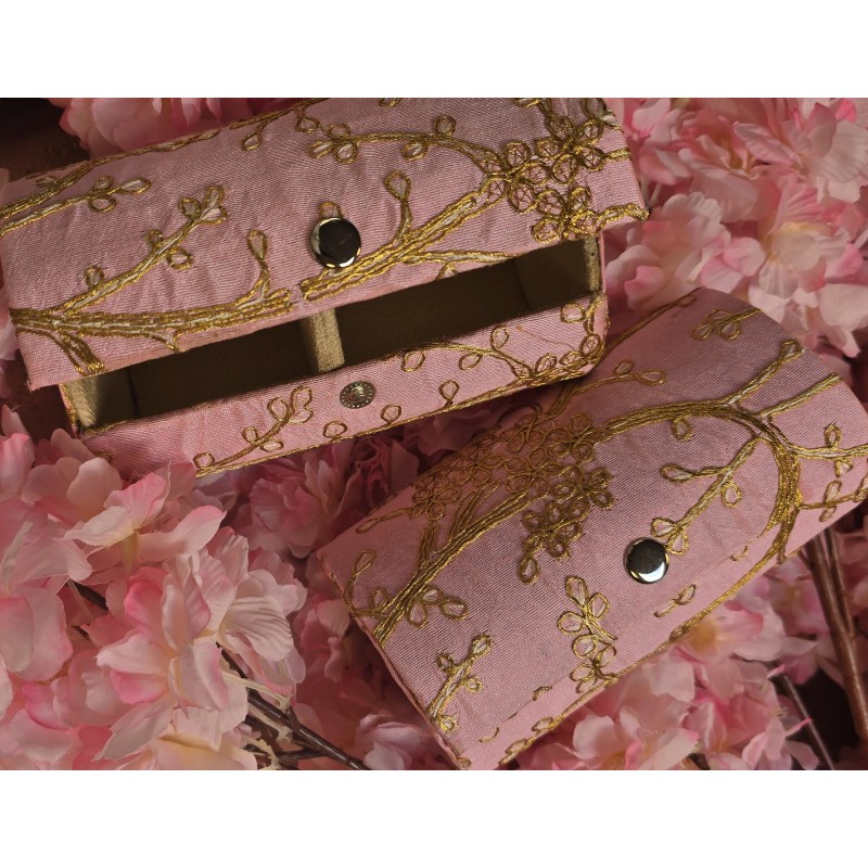 Armbanddoos pastel roze met goud geborduurd - Groot