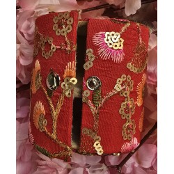 Armbanddoos rood met kleur geborduurd - Klein