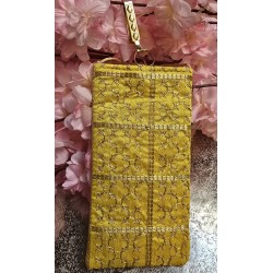 Mobielzakje licht geel met goud geborduurd Mobielzakje licht geel met goud geborduurd