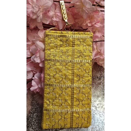 Mobielzakje licht geel met goud geborduurd Mobielzakje licht geel met goud geborduurd