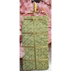 Mobielzakje pastel groen met goud geborduurd