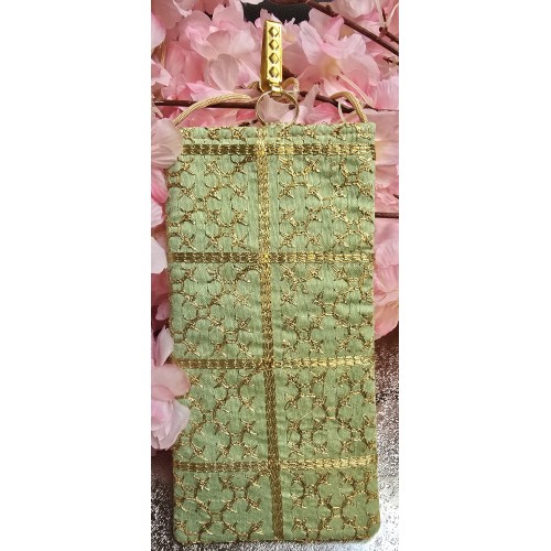 Mobielzakje pastel groen met goud geborduurd Mobielzakje pastel groen met goud geborduurd